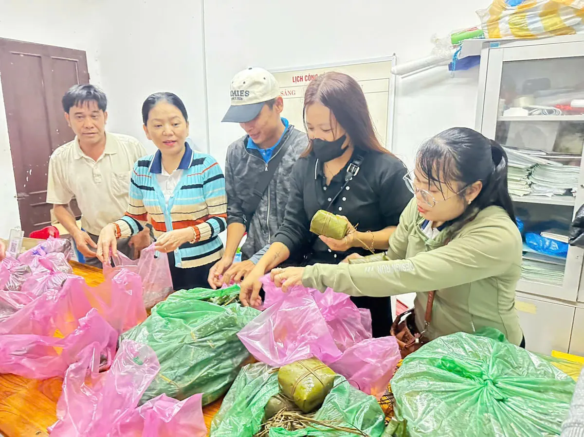 Vượt lũ tiếp tế lương thực cho làng gốm Thanh Hà bị cô lập 2 ngày - Ảnh 4.