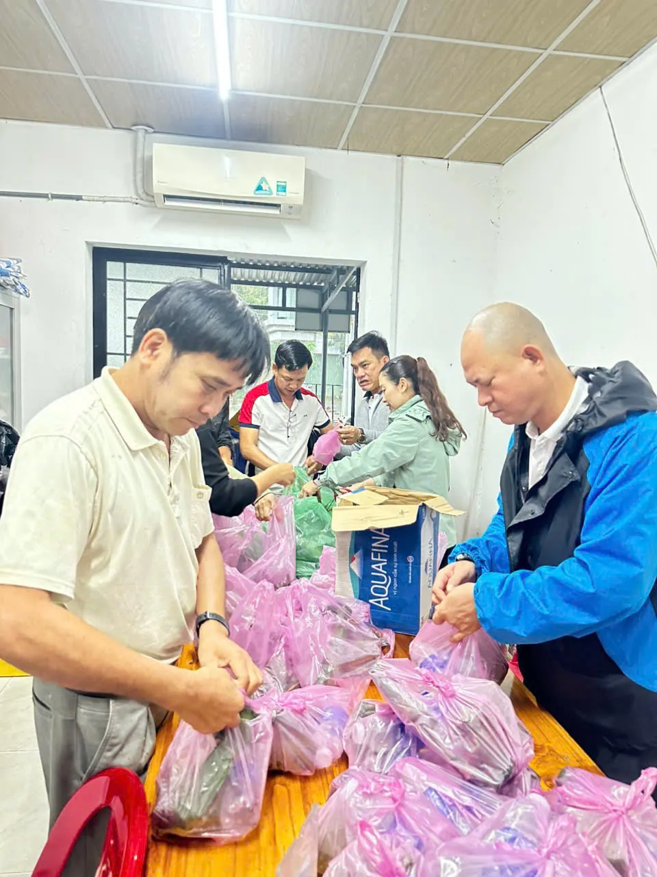 Vượt lũ tiếp tế lương thực cho làng gốm Thanh Hà bị cô lập 2 ngày - Ảnh 3.