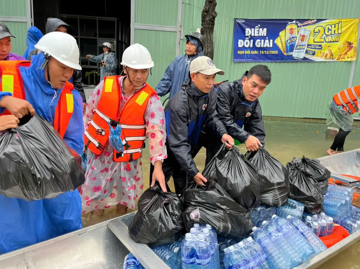 Vượt lũ tiếp tế lương thực cho làng gốm Thanh Hà bị cô lập 2 ngày - Ảnh 2.