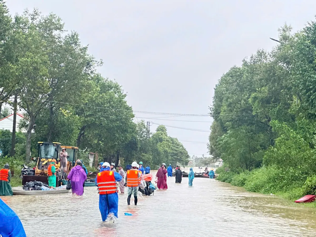 Vượt lũ tiếp tế lương thực cho làng gốm Thanh Hà bị cô lập 2 ngày - Ảnh 1.