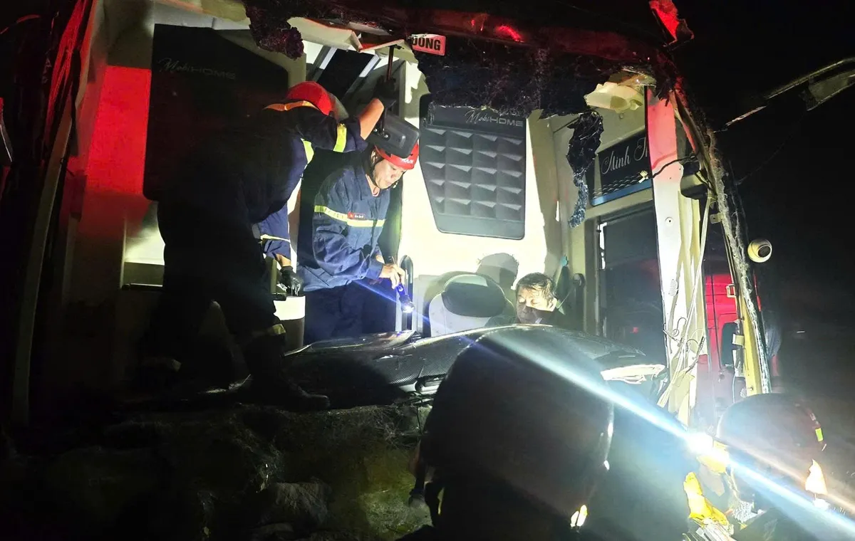 Kịp thời cứu hộ hành khách bị tai nạn giao thông trên tuyến cao tốc Đà Nẵng - Quảng Ngãi - Ảnh 1.