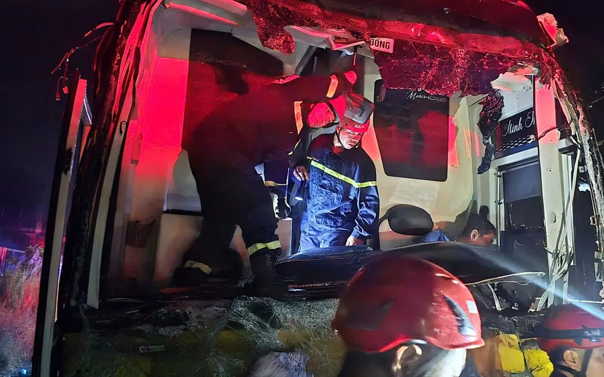 Kịp thời cứu hộ hành khách bị tai nạn giao thông trên tuyến cao tốc Đà Nẵng - Quảng Ngãi.