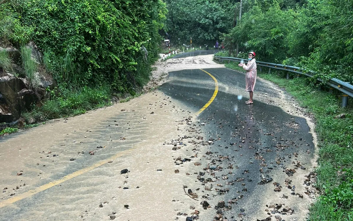 Sạt lở trên tỉnh lộ 9 đèo Khánh Sơn.
