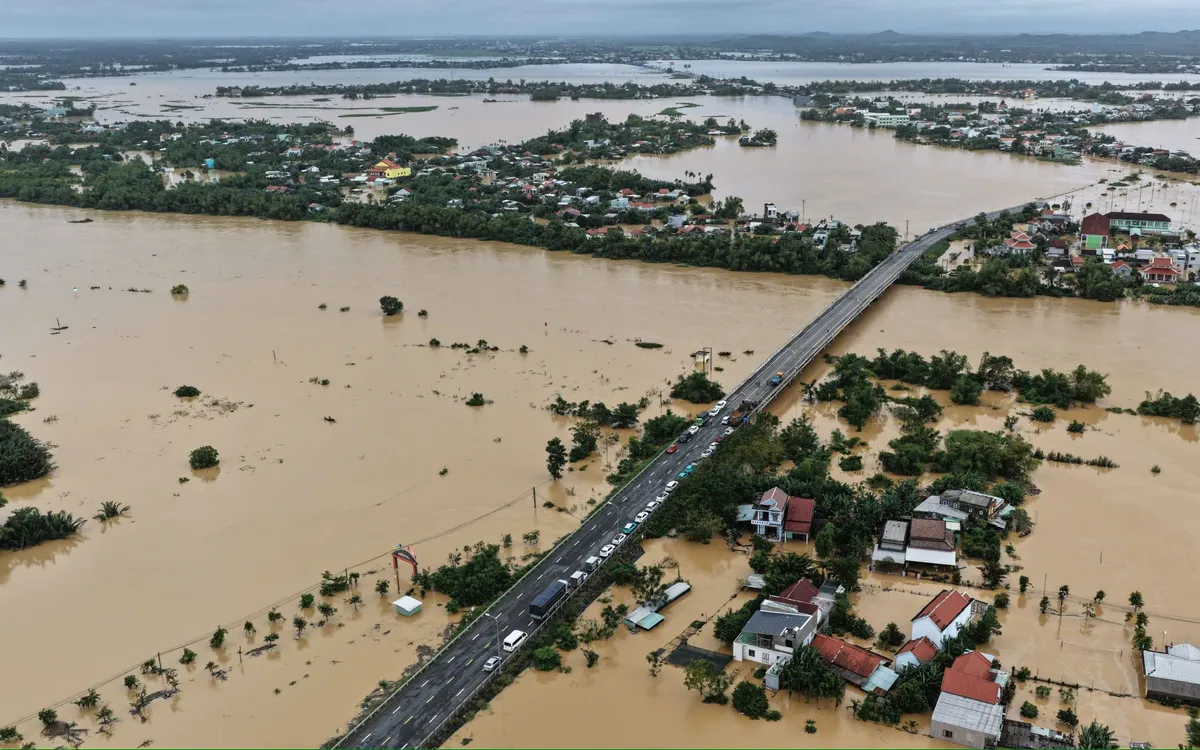 Hơn 66.000 ngôi nhà ở Đà Nẵng chìm trong biển nước.