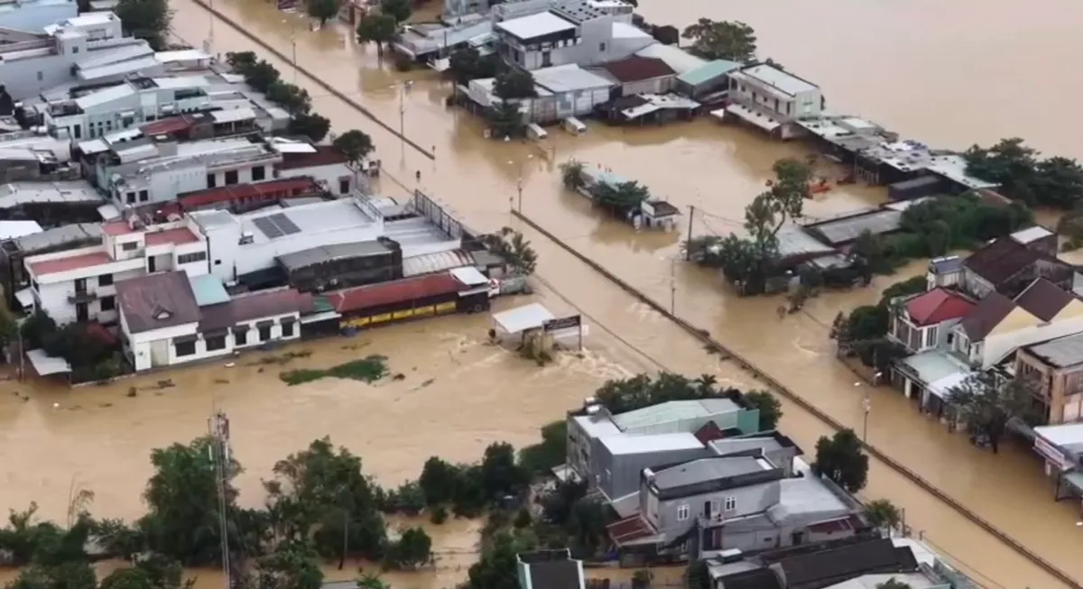 Hơn 66.000 ngôi nhà ở Đà Nẵng chìm trong biển nước. Mực nước các sông Vu Gia - Thu Bồn tiếp tục dâng cao - Ảnh 2.