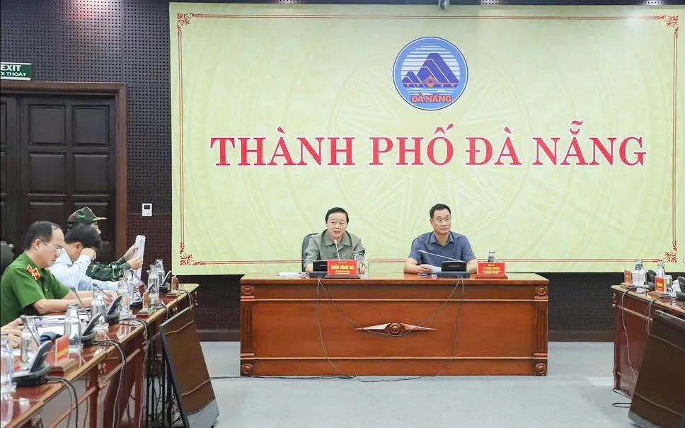 Phó Thủ tướng Chính phủ Trần Hồng Hà họp khẩn chỉ đạo công tác ứng phó mưa lũ lịch sử tại Đà Nẵng.