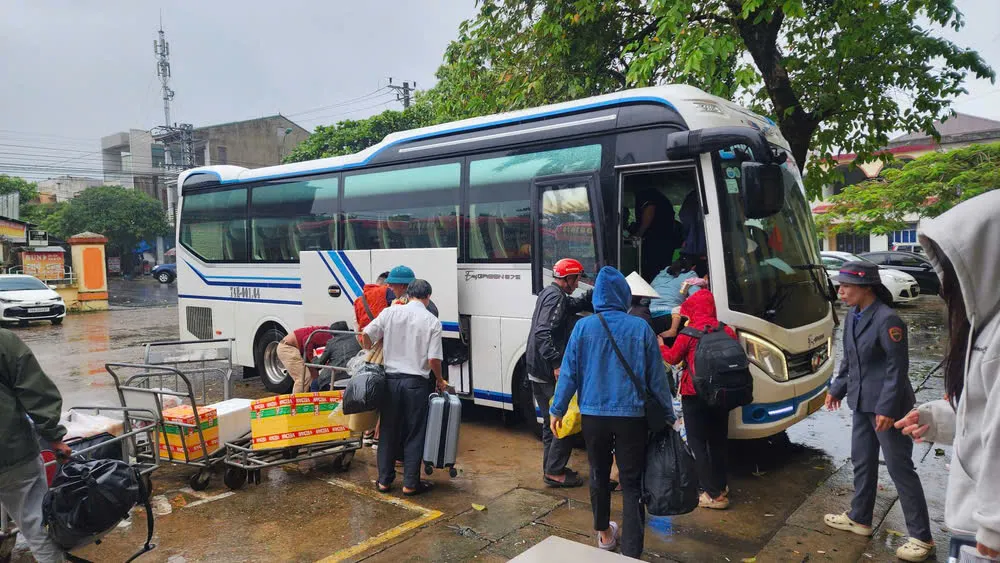 Đường sắt Bắc - Nam tê liệt qua Huế: 2.000 hành khách tiếp tục chuyển tải bằng ô tô - Ảnh 1.