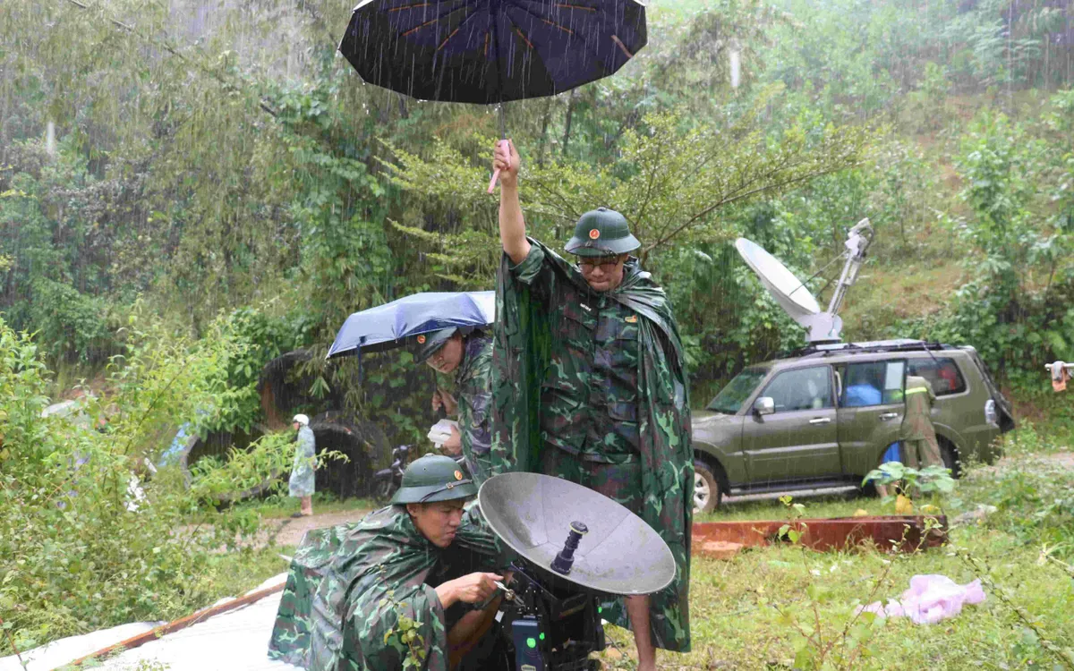 Bảo đảm kết nối thông tin chỉ huy - điều hành, phục vụ công tác cứu hộ, cứu nạn và hỗ trợ nhân dân trong khu vực bị chia cắt.