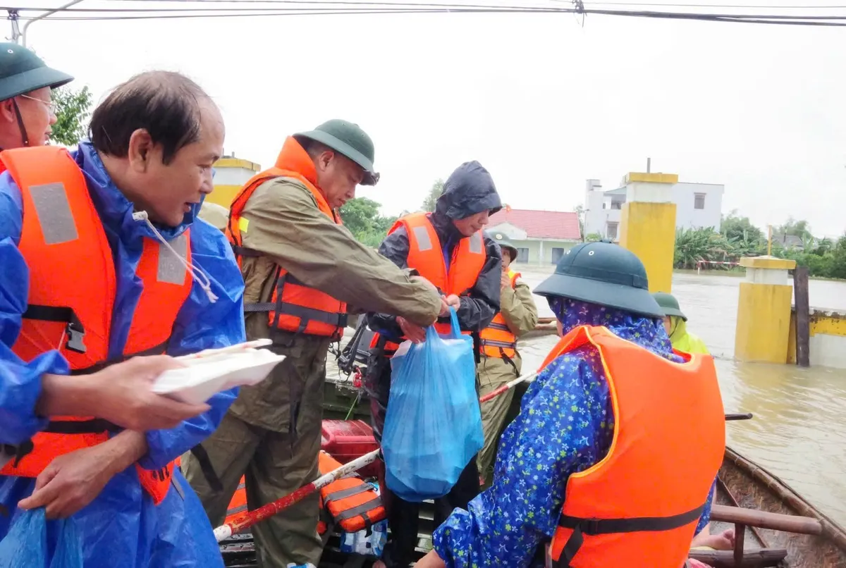 Lữ đoàn 574 cứu 9 người mắc kẹt giữa mưa lũ, đói khát nhiều giờ liền - Ảnh 3.