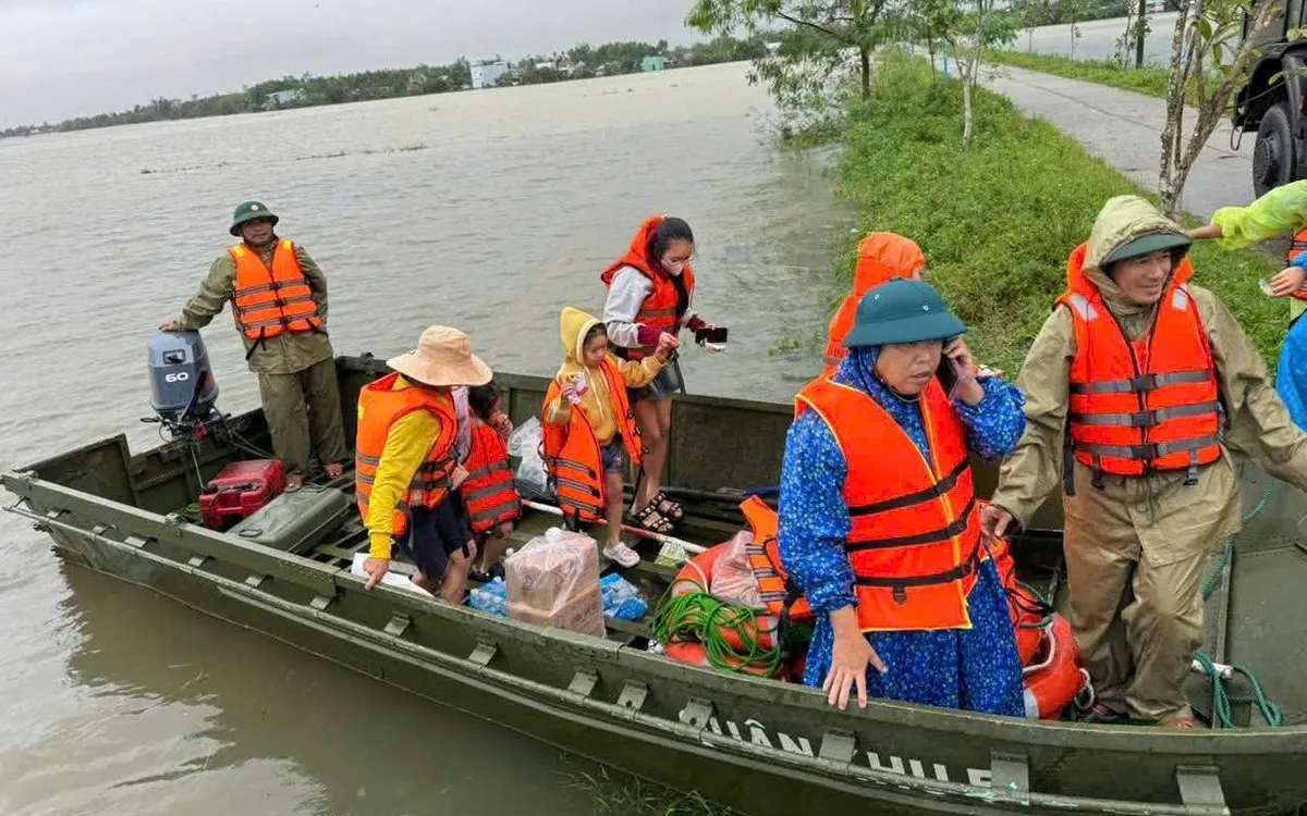  Chín người trong một gia đình về quê bị cô lập, mắc kẹt trên cầu Bà Rén được cứu.