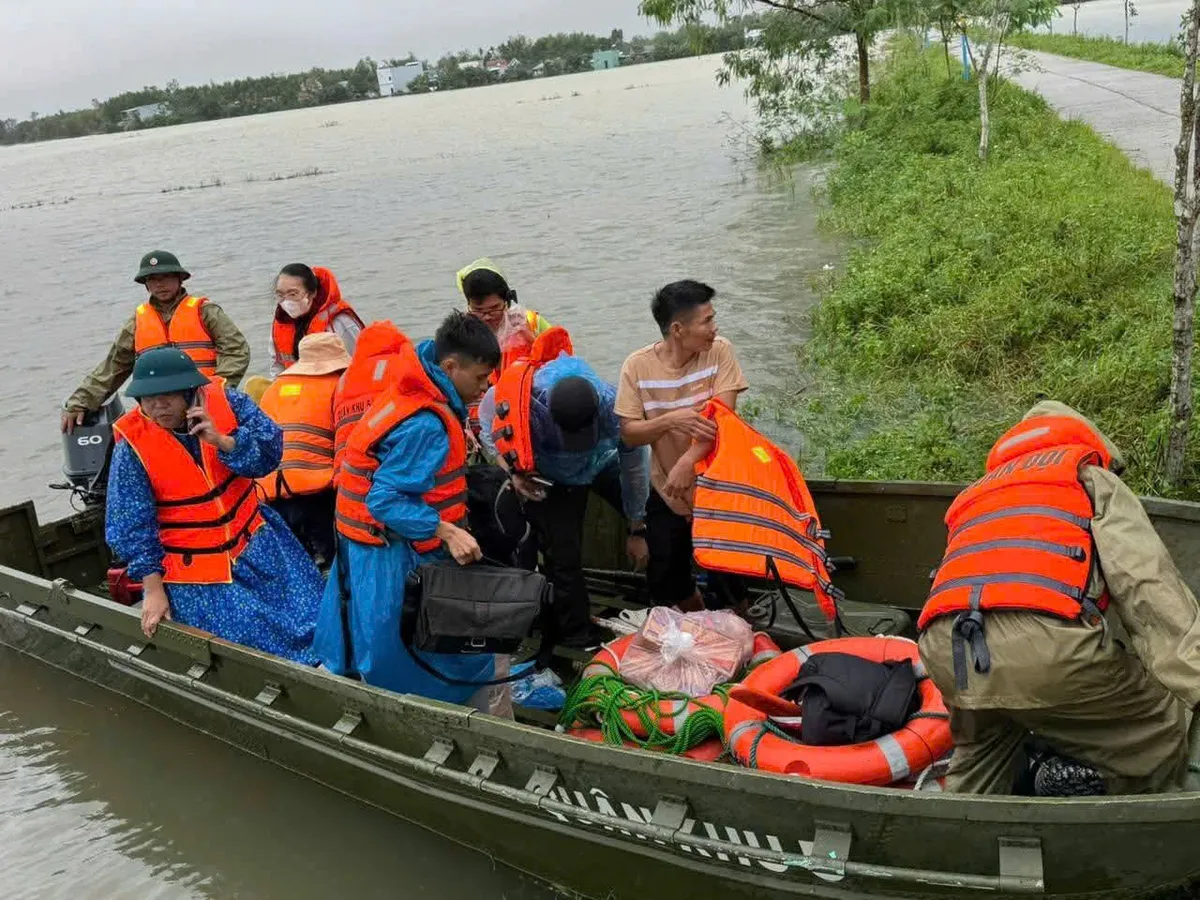 Lữ đoàn 574 cứu 9 người mắc kẹt giữa mưa lũ, đói khát nhiều giờ liền - Ảnh 1.