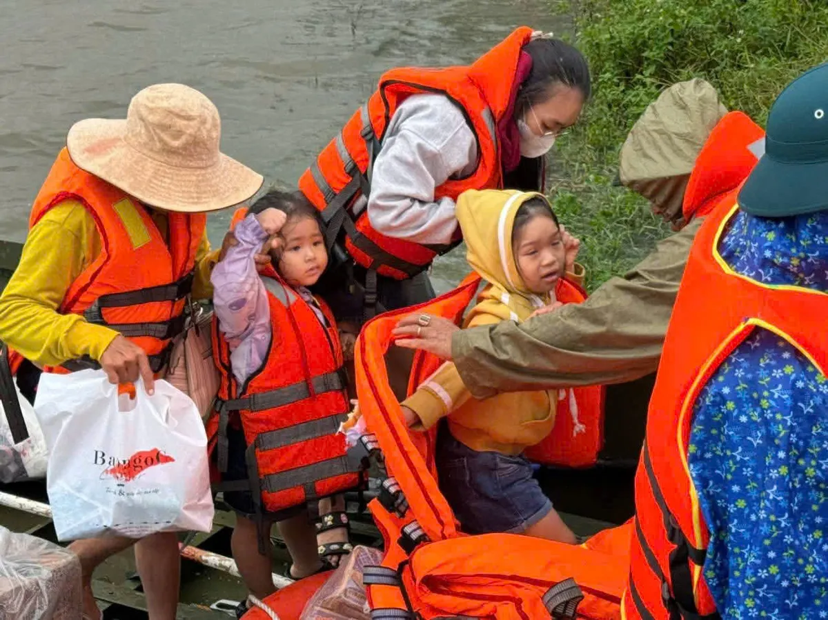 Lữ đoàn 574 cứu 9 người mắc kẹt giữa mưa lũ, đói khát nhiều giờ liền - Ảnh 2.
