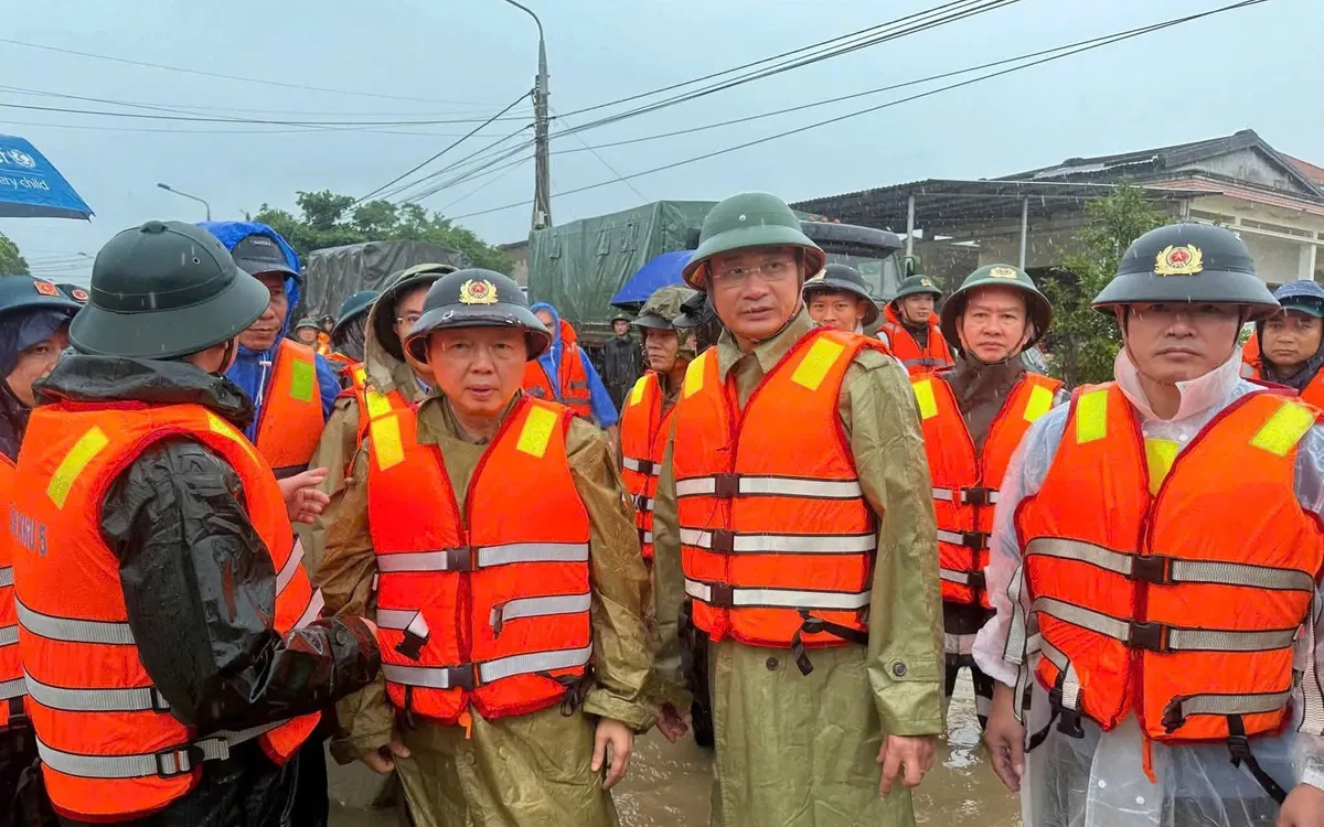 Phó Thủ tướng Trần Hồng Hà trực tiếp kiểm tra tình hình mưa lũ tại thành phố Đà Nẵng.