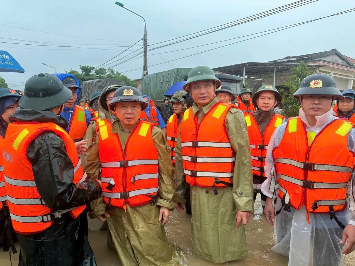 Phó Thủ tướng Trần Hồng Hà thăm hỏi, động viên người dân bị cô lập trong vùng lũ ở Đà Nẵng - Ảnh 2.