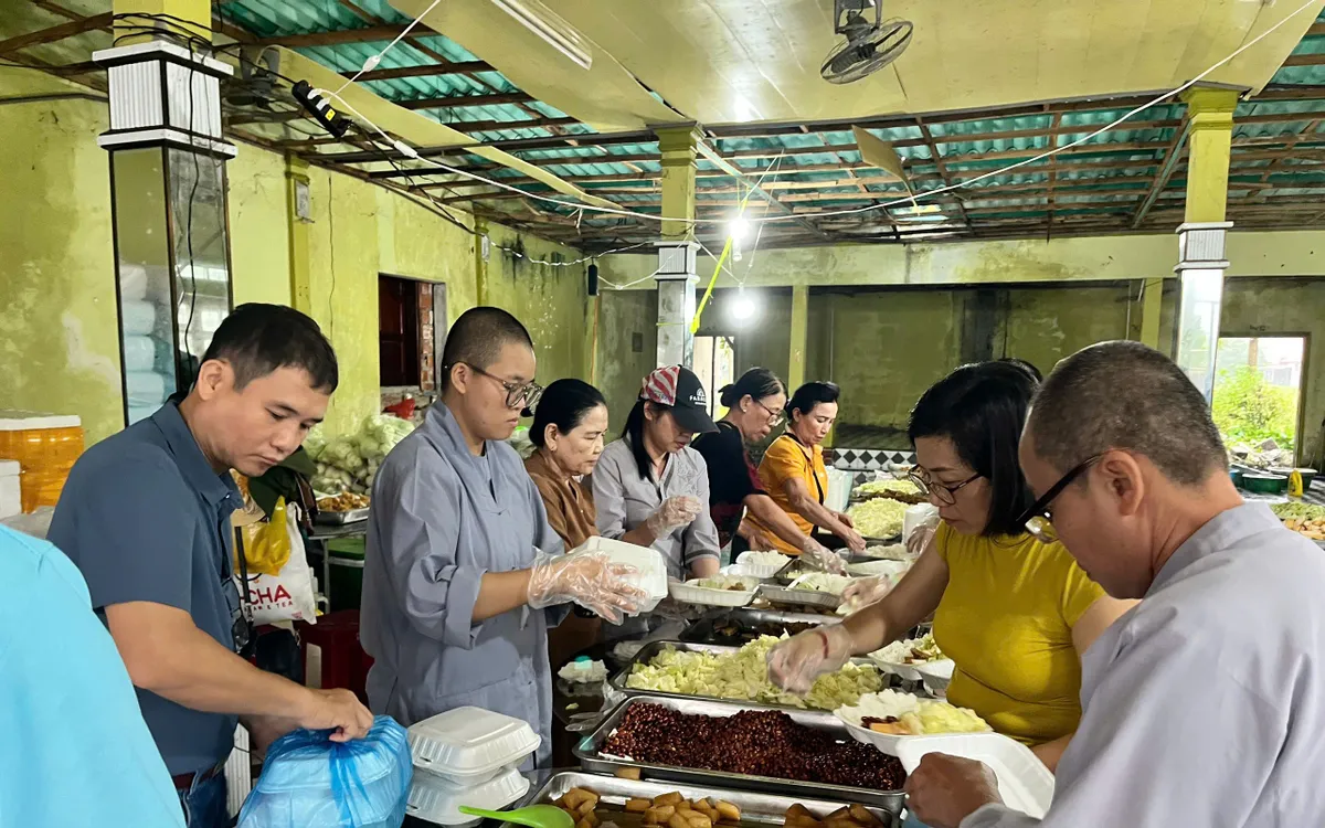 Cơm nóng được đóng hộp cẩn thận để gửi đến bà con các vùng bị cô lập.