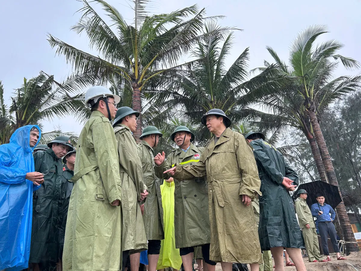 Phó Thủ tướng Trần Hồng Hà thăm hỏi, động viên người dân bị cô lập trong vùng lũ ở Đà Nẵng - Ảnh 3.