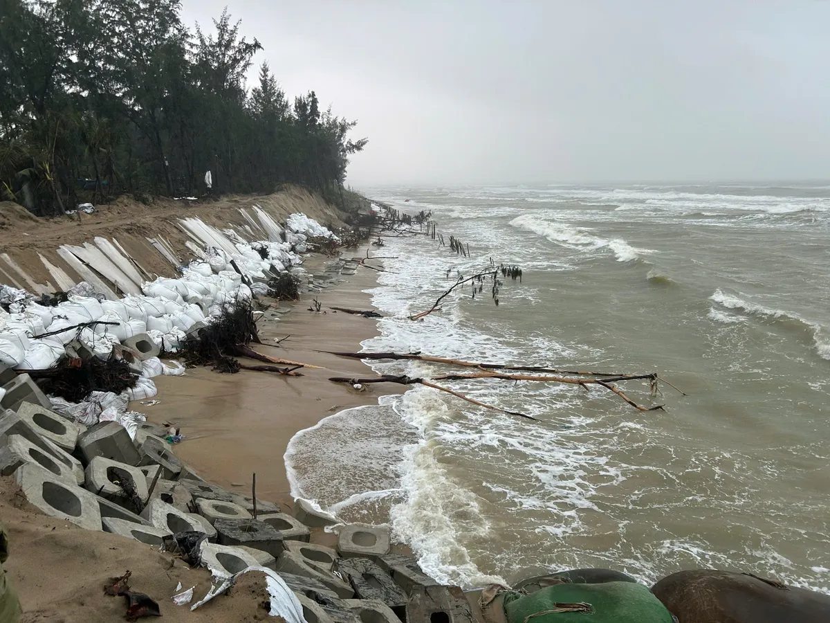 Phó Thủ tướng Trần Hồng Hà thăm hỏi, động viên người dân bị cô lập trong vùng lũ ở Đà Nẵng - Ảnh 4.