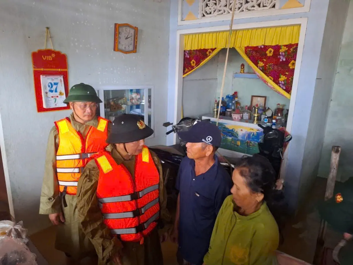 Phó Thủ tướng Trần Hồng Hà thăm hỏi, động viên người dân bị cô lập trong vùng lũ ở Đà Nẵng - Ảnh 1.