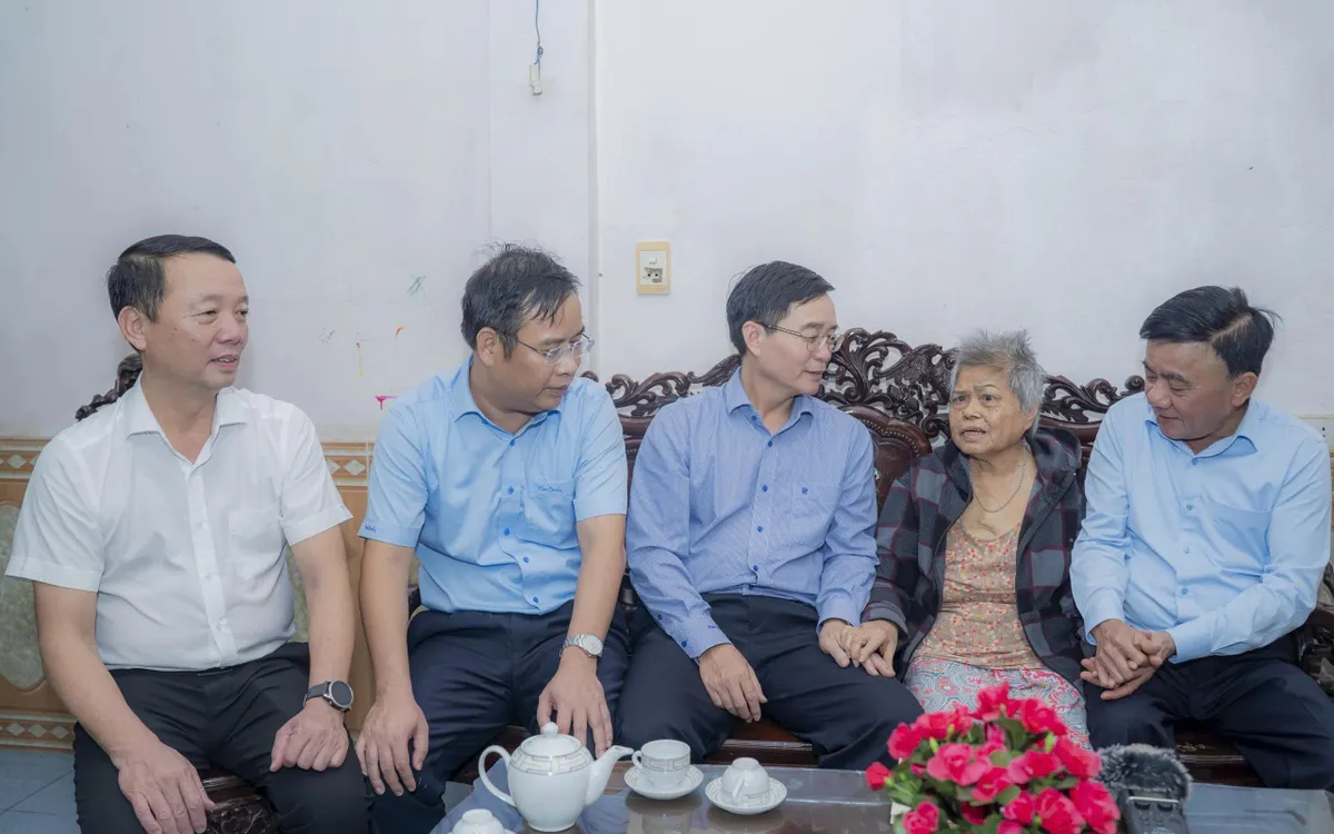 Thường trực Ban Bí thư Trần Cẩm Tú thăm gia đình chính sách tại vùng lũ Huế.