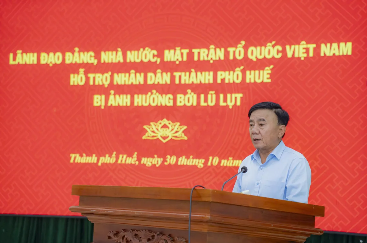 Thường trực Ban Bí thư Trần Cẩm Tú thăm, tặng quà hỗ trợ người dân vùng lũ tại Huế - Ảnh 2.