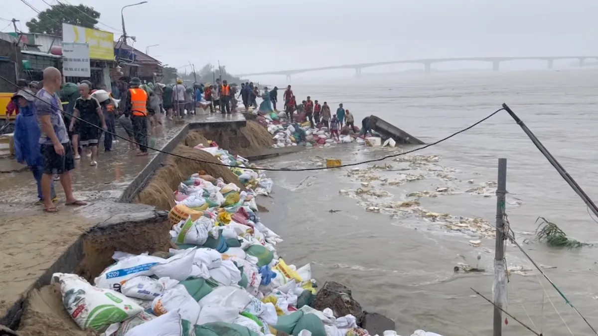 Đà Nẵng: Kè biển An Lương vỡ nặng, huy động 200 quân Sư đoàn 315 cùng người dân ứng cứu - Ảnh 1.