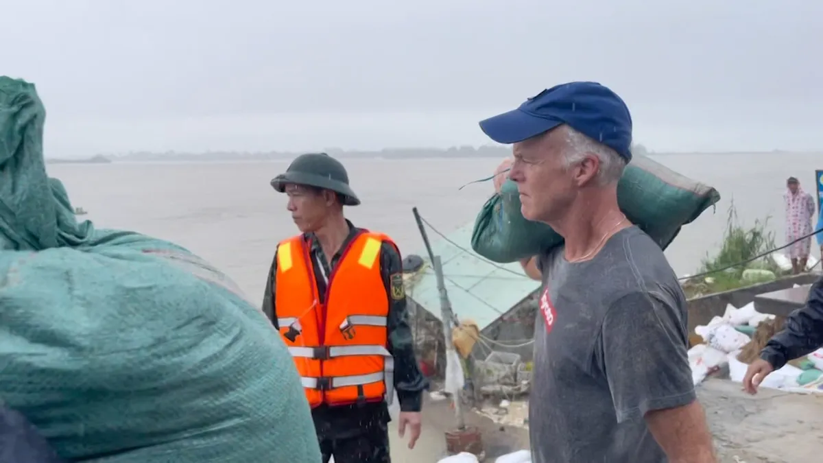 Đà Nẵng: Kè biển An Lương vỡ nặng, huy động 200 quân Sư đoàn 315 cùng người dân ứng cứu - Ảnh 4.