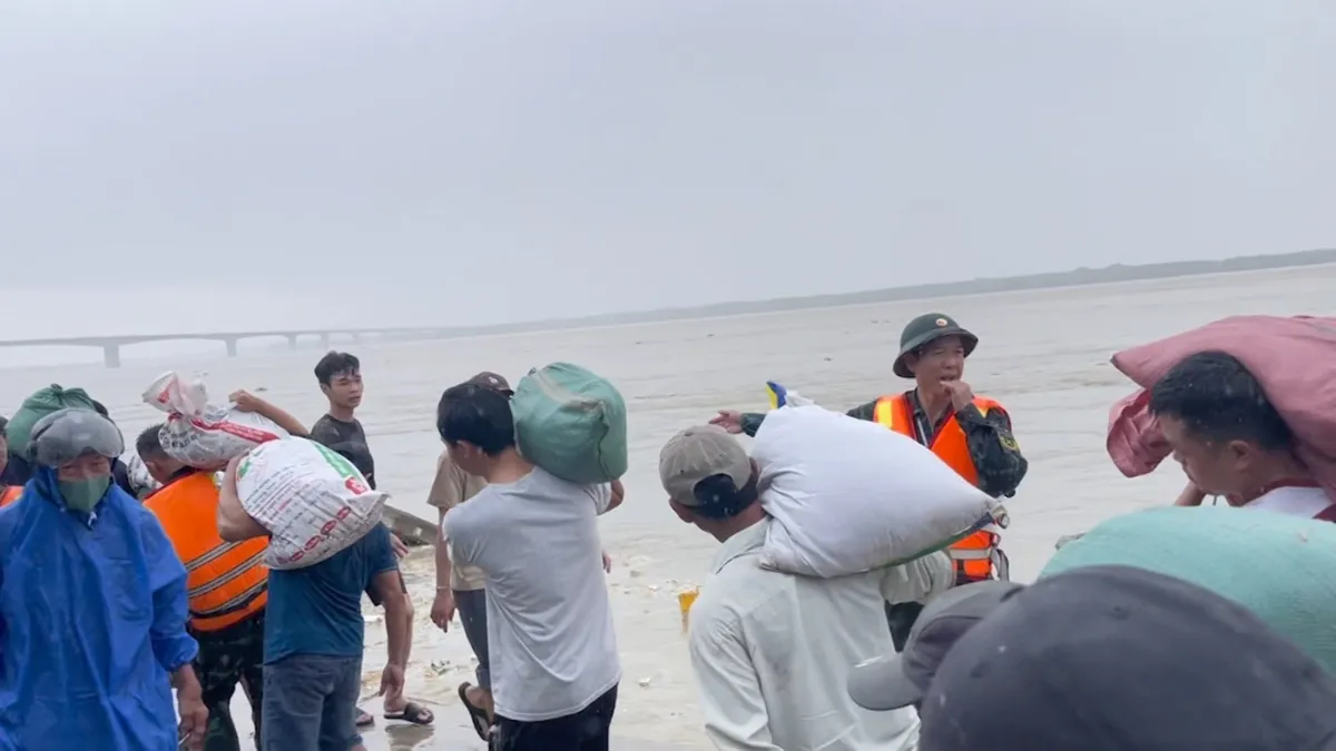 Đà Nẵng: Kè biển An Lương vỡ nặng, huy động 200 quân Sư đoàn 315 cùng người dân ứng cứu - Ảnh 2.