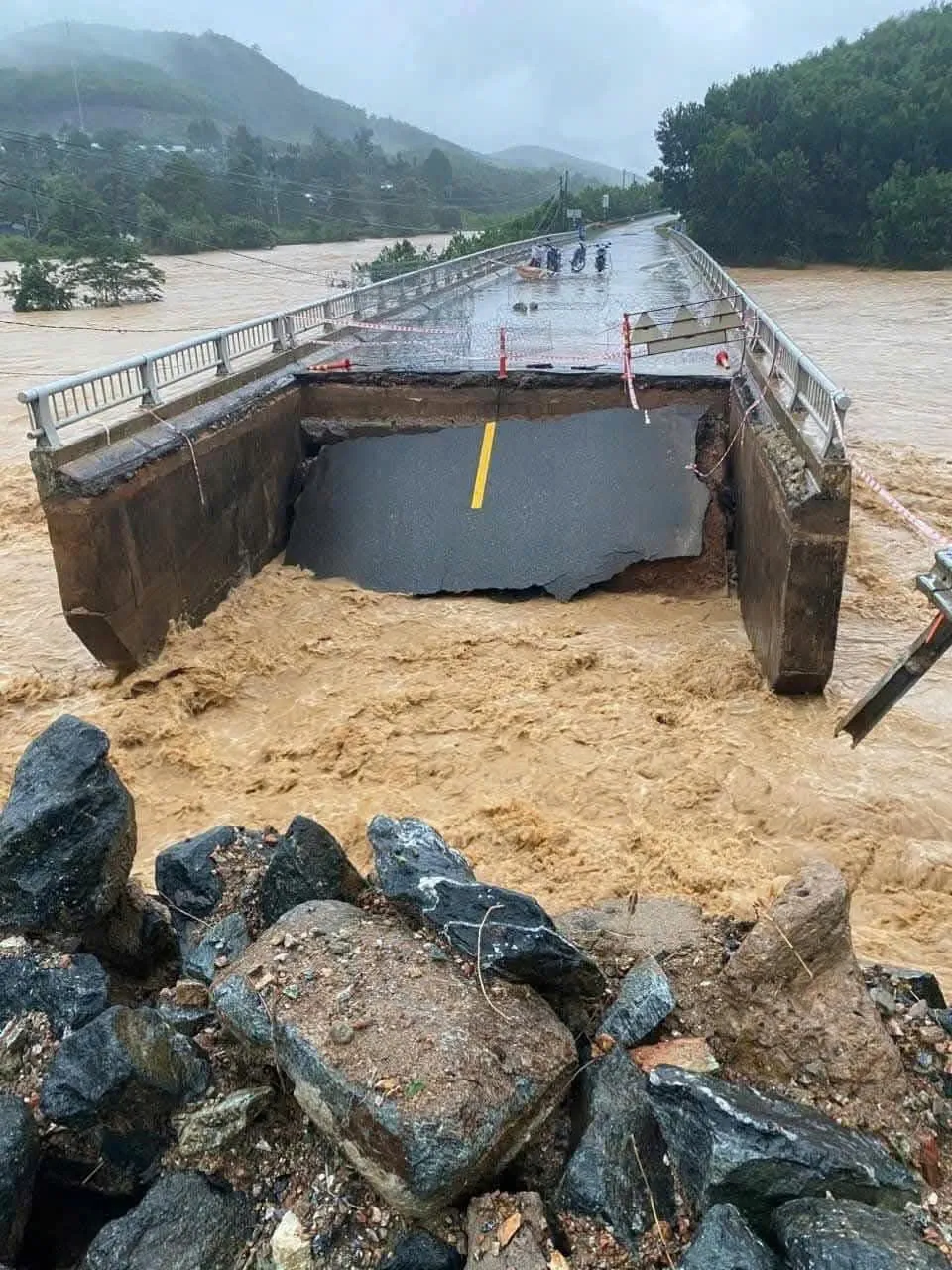 Mưa lũ ở Trung Bộ gia tăng số người chết và mất tích - Ảnh 2.