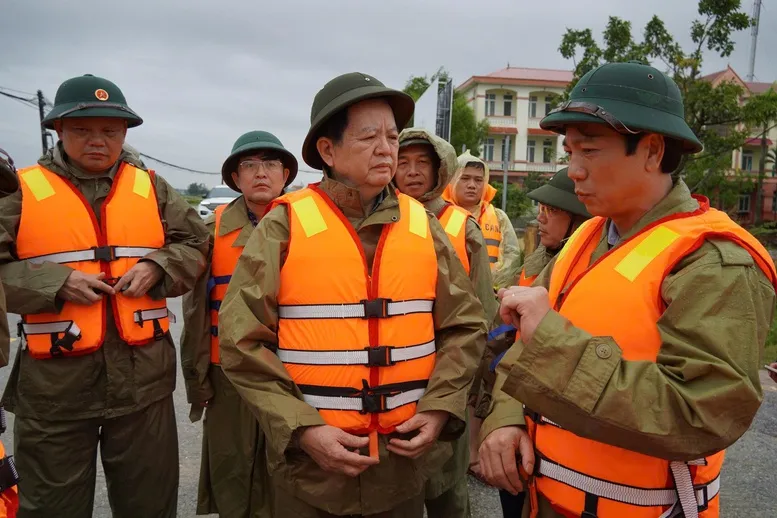 Phó Thủ tướng Mai Văn Chính thăm hỏi, động viên người dân vùng lũ Quảng Trị - Ảnh 1.