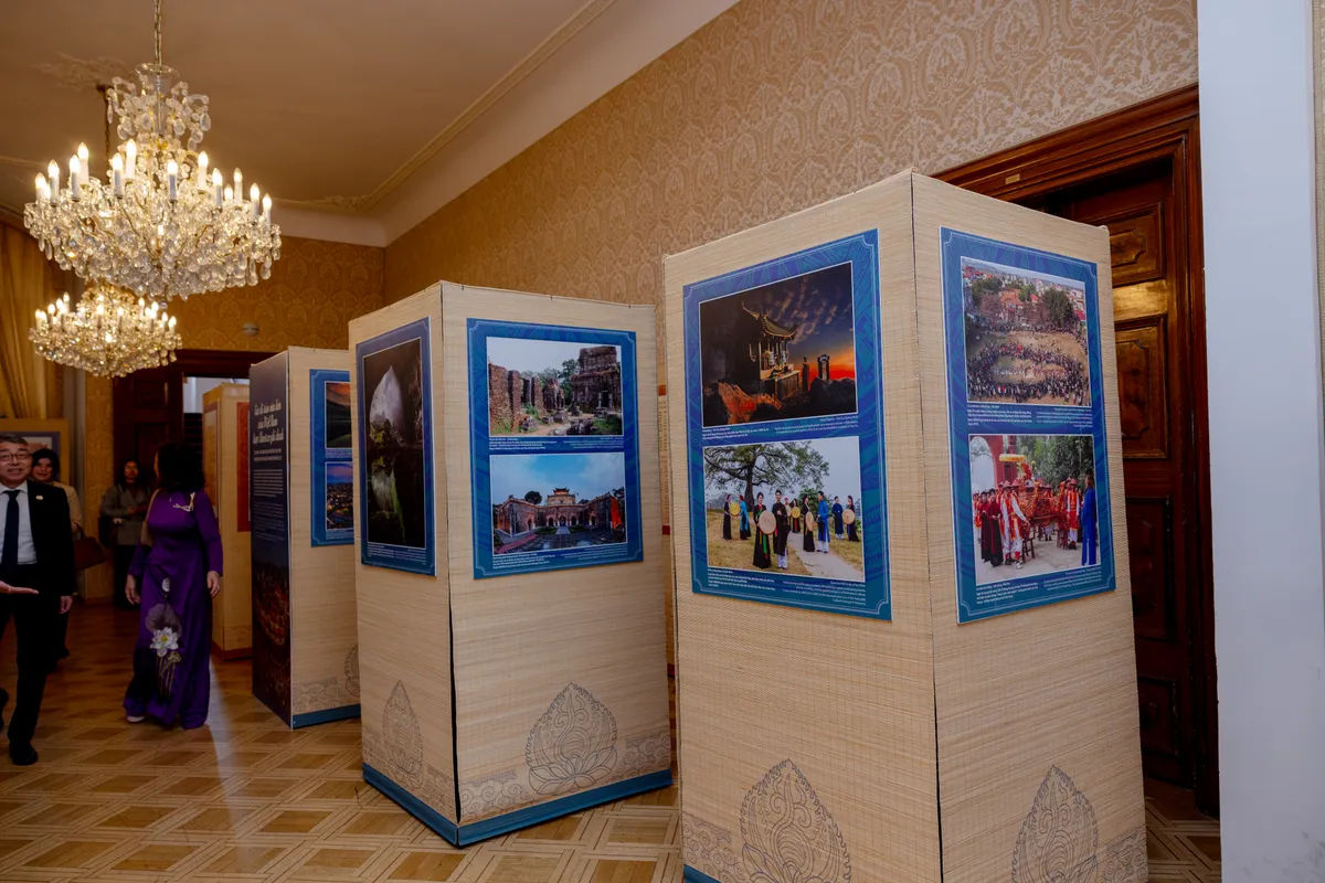 Trưng bày Di sản văn hóa Việt Nam tại Praha - Ảnh 1.