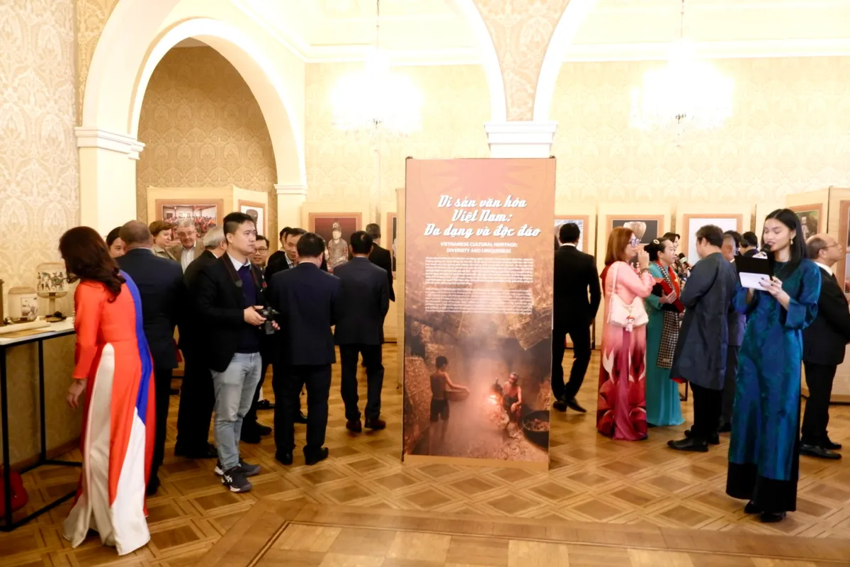 Trưng bày Di sản văn hóa Việt Nam tại Praha - Ảnh 2.