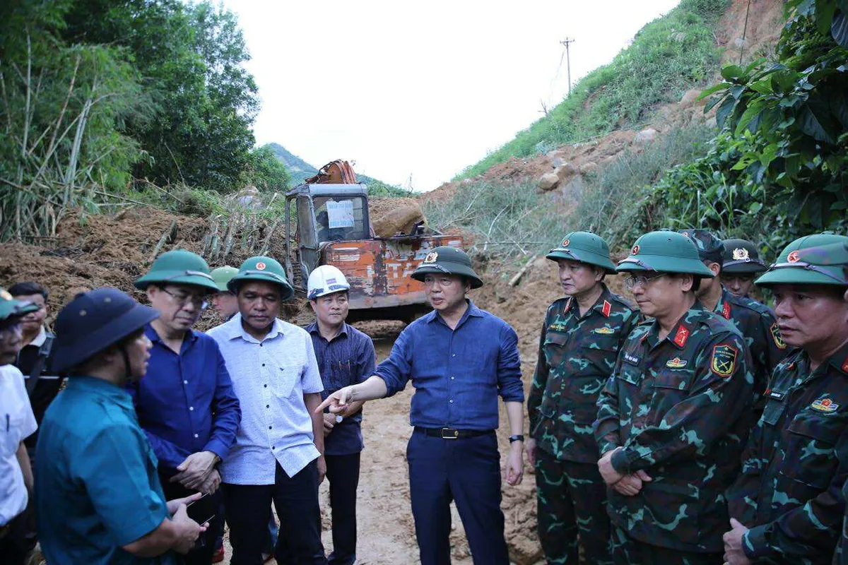 Phó Thủ tướng Trần Hồng Hà kiểm tra công tác khắc phục hậu quả mưa lũ tại xã miền núi phía tây Quảng Ngãi - Ảnh 4.