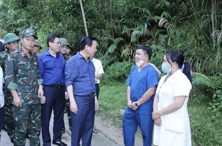 Phó Thủ tướng Trần Hồng Hà kiểm tra công tác khắc phục hậu quả mưa lũ tại xã miền núi phía tây Quảng Ngãi - Ảnh 5.