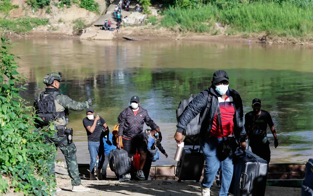 Những lao động được giải cứu khỏi khu phức hợp KK Park ở Myanmar tại bờ sông Moei thuộc Thái Lan, ngày 24/10/2025 (Ảnh: AFP)