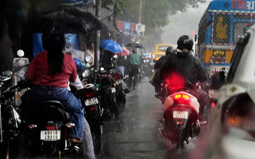 Người dân di chuyển trong cơn mưa gió mùa tại Kolkata, Ấn Độ, ngày 29/10/2025. (Ảnh: AP)