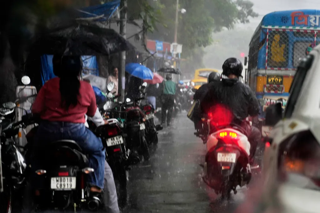 Ấn Độ: Chất lượng không khí vẫn kém dù đã tạo mưa nhân tạo - Ảnh 1.