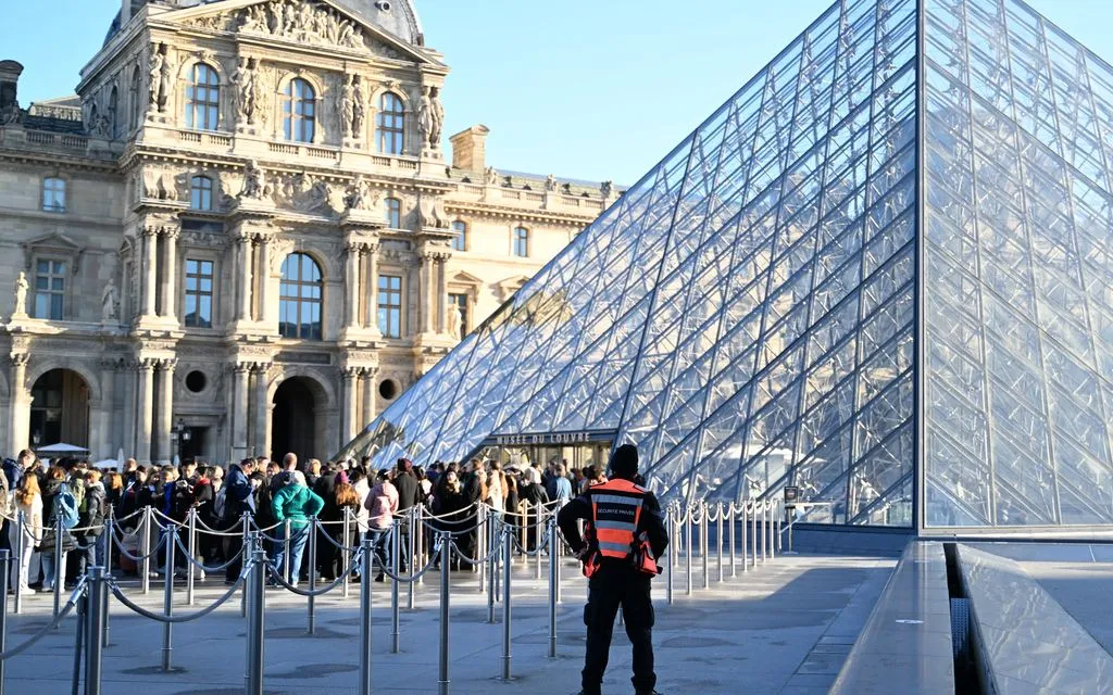 Du khách xếp hàng chờ vào Bảo tàng Louvre ở Paris, Pháp, ngày 30/10/2025 (Ảnh: AP)