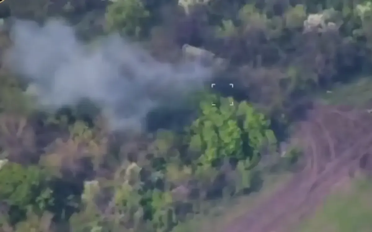 Ảnh chụp màn hình video cho thấy khói bốc lên từ hệ thống phòng không Buk-M3 của Nga - được cho là sau khi bị lực lượng Ukraine tấn công (Ảnh: Telegram)