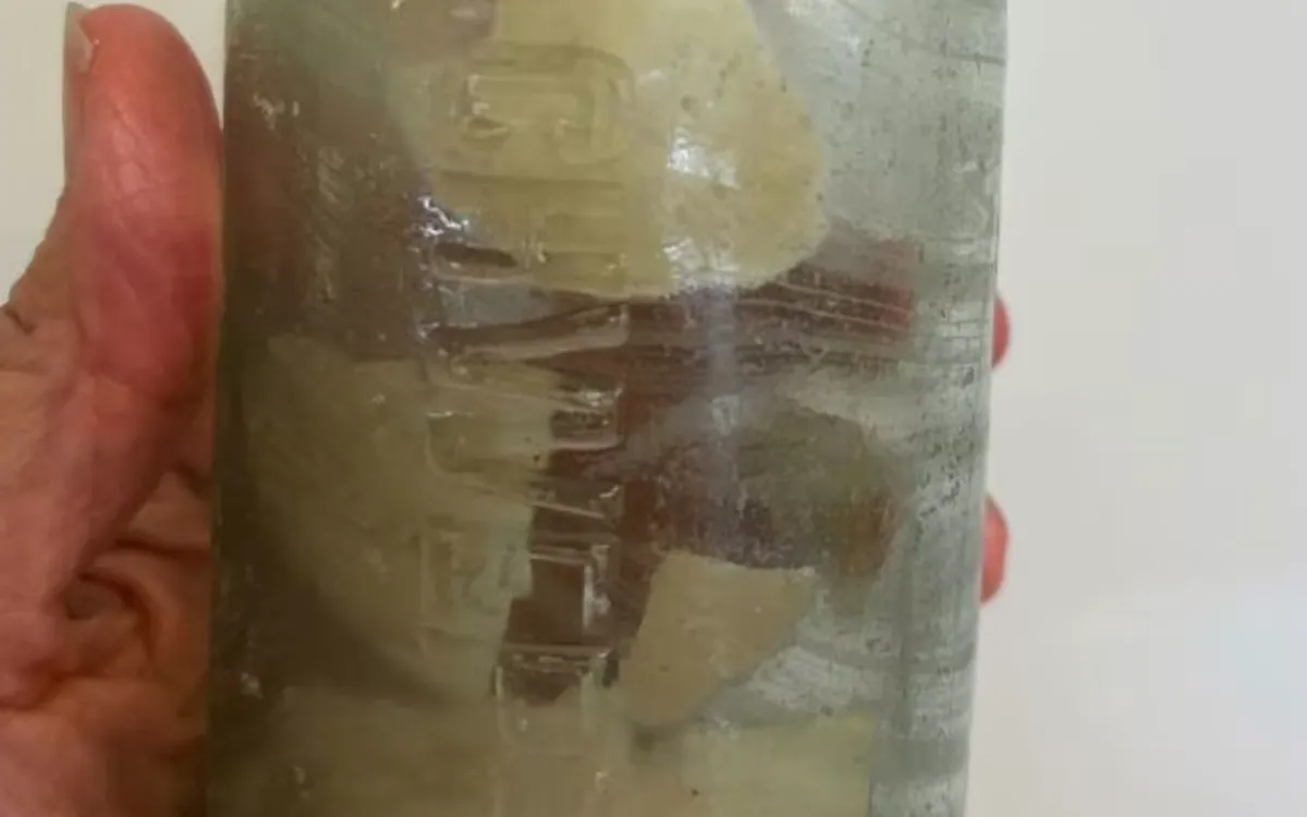 Bức ảnh chụp chiếc chai thủy tinh đựng lá thư của hai binh sĩ Thế chiến I (Ảnh: AP)
