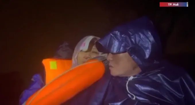 Lực lượng cứu hộ băng qua dòng nước xiết, vượt hàng chục điểm sạt lở ứng cứu người dân - Ảnh 1.