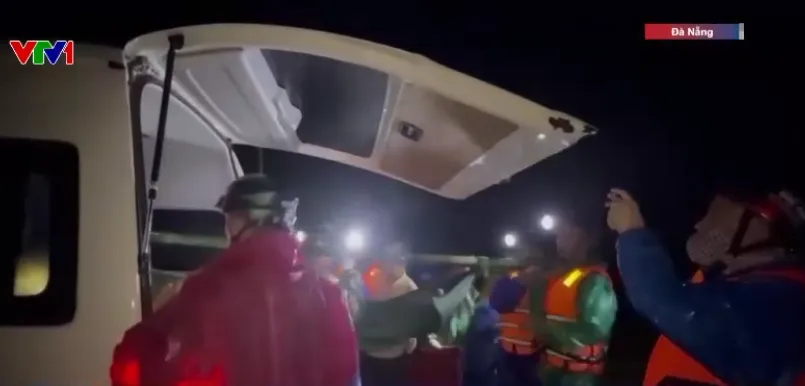 Lực lượng cứu hộ băng qua dòng nước xiết, vượt hàng chục điểm sạt lở ứng cứu người dân - Ảnh 2.