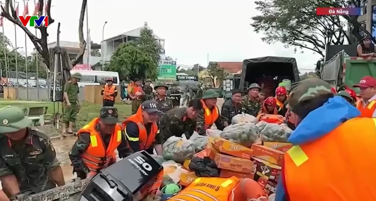 Công an, quân đội vượt lũ đưa hàng cứu trợ cho bà con vùng “rốn ngập” Đà Nẵng - Ảnh 2.