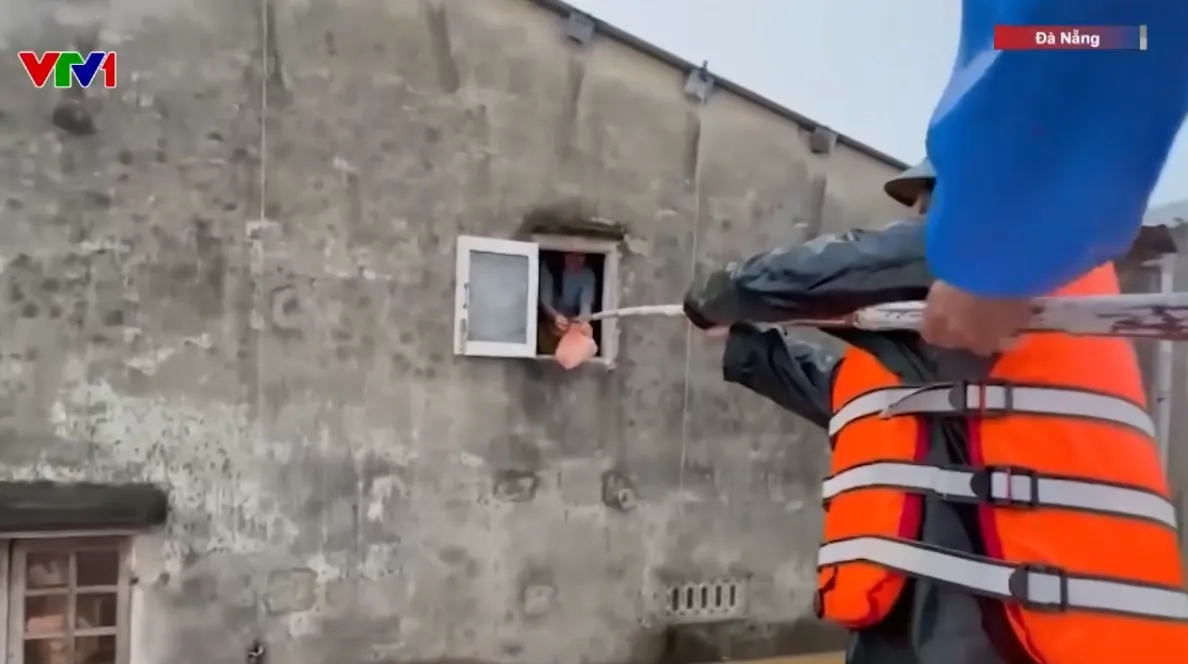 Công an, quân đội vượt lũ đưa hàng cứu trợ cho bà con vùng “rốn ngập” Đà Nẵng - Ảnh 1.