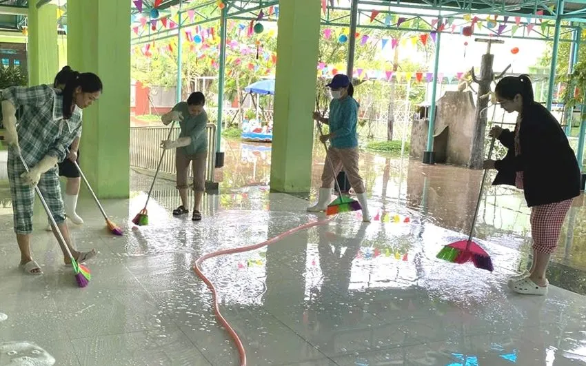 Các trường học khẩn trương vệ sinh trường lớp. Ảnh: Huế Ngày Nay