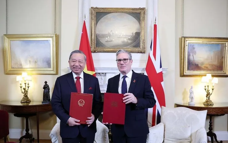 Tổng Bí thư Tô Lâm và Thủ tướng Anh Keir Starmer trao Tuyên bố chung về nâng cấp quan hệ Việt Nam - Anh lên Đối tác chiến lược toàn diện. Ảnh: TTXVN