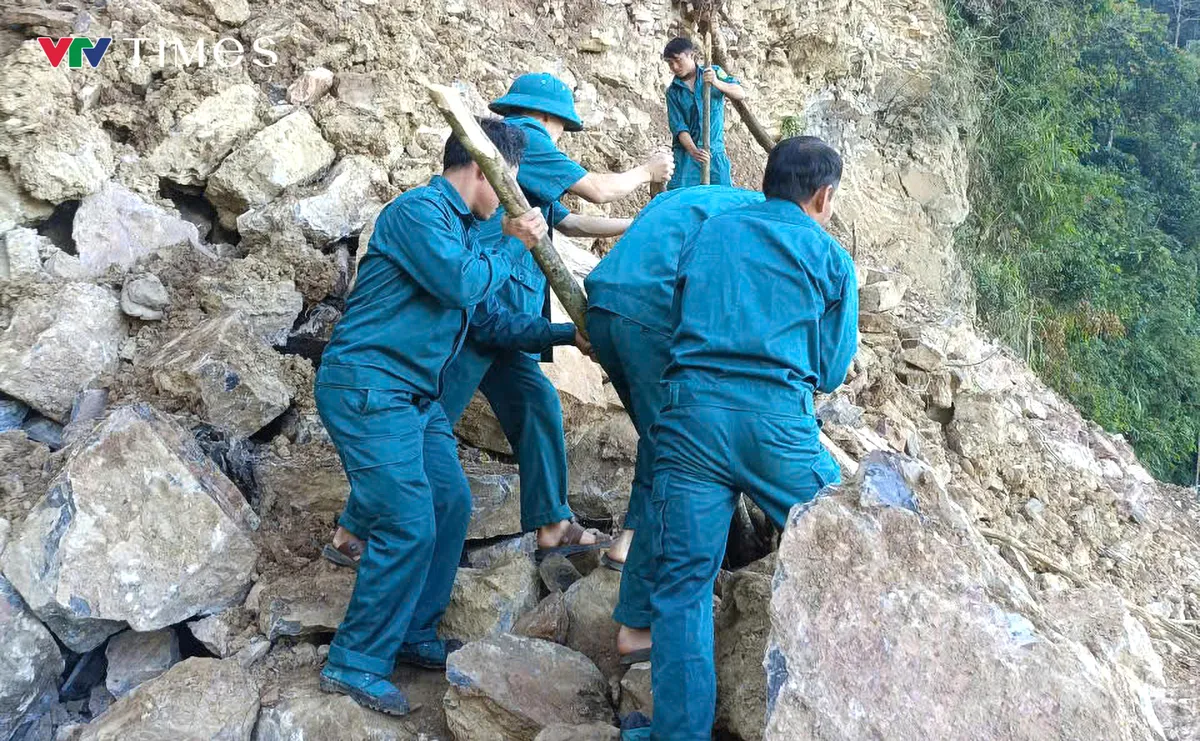 Nghệ An: Thông đường vào 6 bản làng bị chia cắt do sạt lở - Ảnh 2.