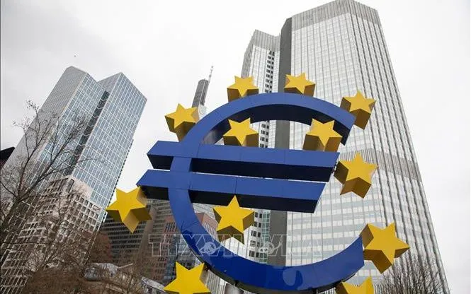 Biểu tượng đồng euro ở phía trước trụ sở Ngân hàng Trung ương châu Âu ở Frankfurt, Đức. (Ảnh: AFP/TTXVN) 