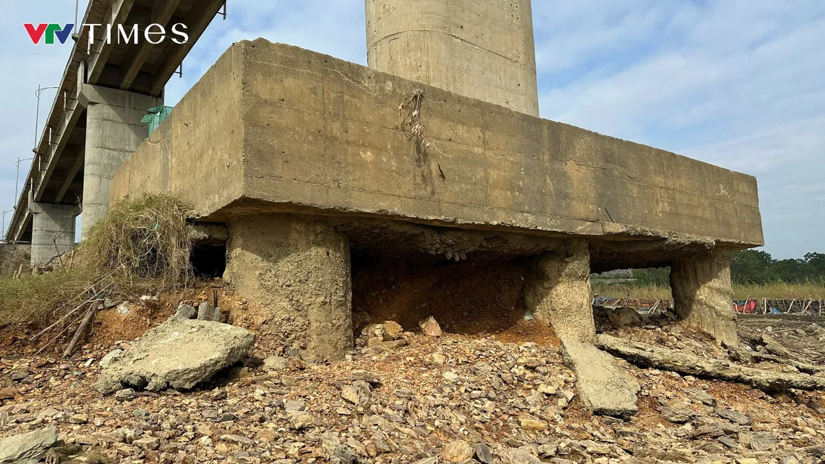 Cận cảnh trụ cầu sông Lô (Phú Thọ) bị hư hỏng sau 10 năm đưa vào sử dụng - Ảnh 4.