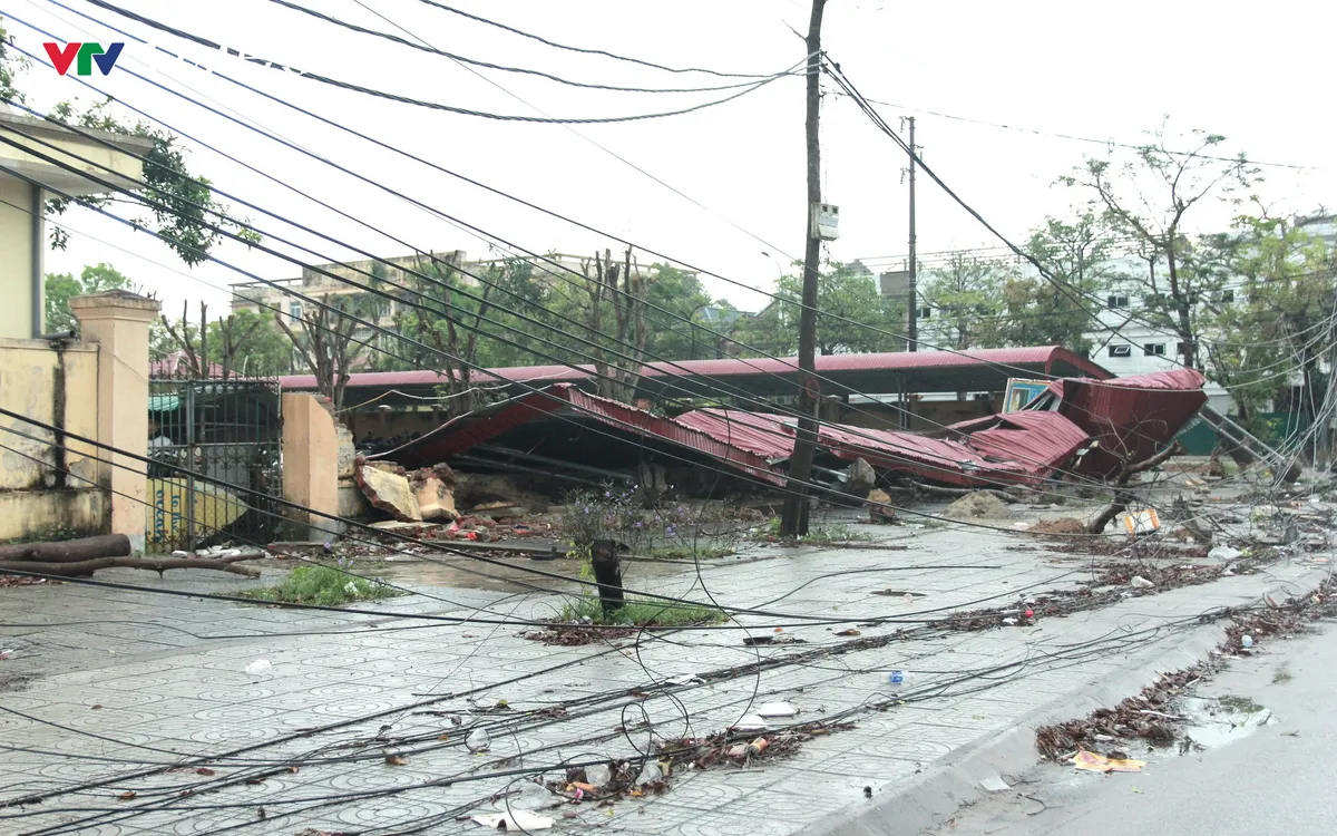 Sau 1 tháng, dấu tích cơn bão số 10 tại trường THCS Lê Thị Bạch Cát vẫn còn đó.