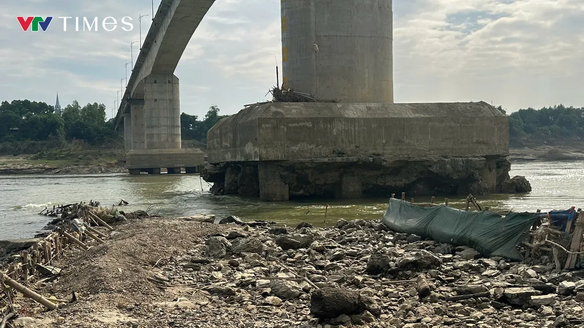 Cận cảnh trụ cầu sông Lô (Phú Thọ) bị hư hỏng sau 10 năm đưa vào sử dụng - Ảnh 1.